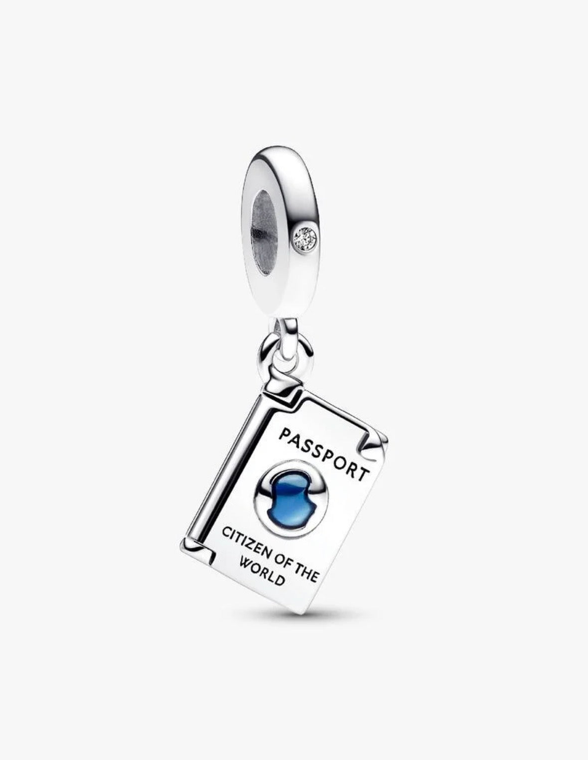 Charm colgante en forma de pasaporte de viajero — Bellea